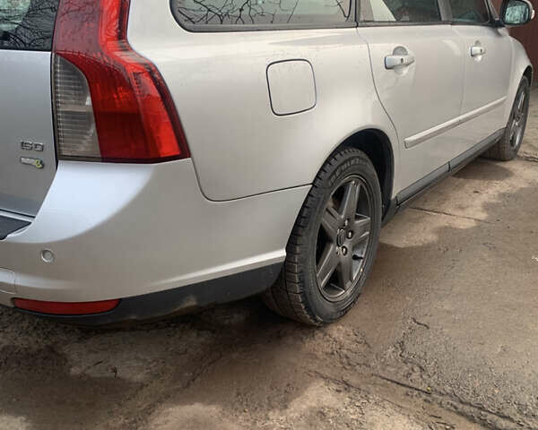 Серый Вольво В50, объемом двигателя 1.6 л и пробегом 300 тыс. км за 6400 $, фото 3 на Automoto.ua