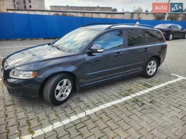 Серый Вольво В50, объемом двигателя 1.6 л и пробегом 221 тыс. км за 7300 $, фото 1 на Automoto.ua