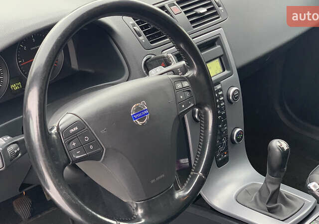 Серый Вольво В50, объемом двигателя 1.6 л и пробегом 268 тыс. км за 7100 $, фото 28 на Automoto.ua