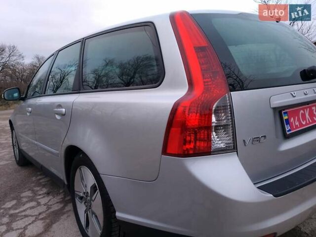 Серый Вольво В50, объемом двигателя 1.6 л и пробегом 220 тыс. км за 7500 $, фото 7 на Automoto.ua