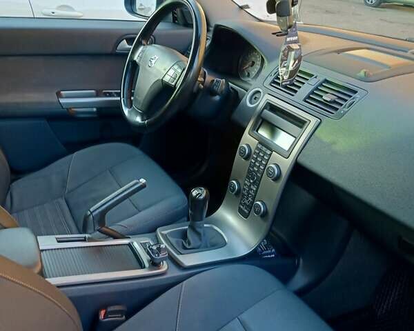 Серый Вольво В50, объемом двигателя 1.56 л и пробегом 194 тыс. км за 8500 $, фото 2 на Automoto.ua