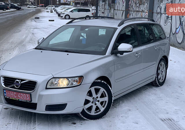 Серый Вольво В50, объемом двигателя 1.6 л и пробегом 268 тыс. км за 7100 $, фото 2 на Automoto.ua