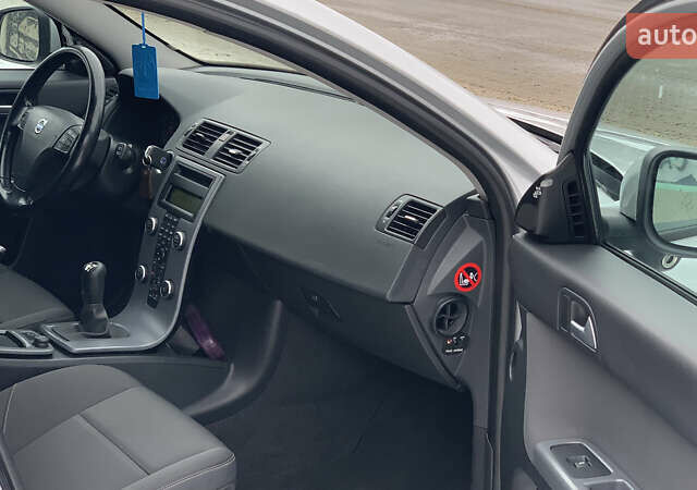 Серый Вольво В50, объемом двигателя 1.6 л и пробегом 268 тыс. км за 7100 $, фото 31 на Automoto.ua
