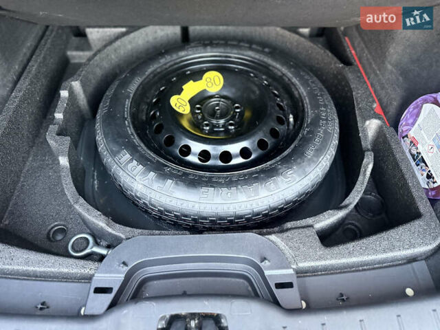 Сірий Вольво V50, об'ємом двигуна 2.4 л та пробігом 270 тис. км за 8300 $, фото 21 на Automoto.ua