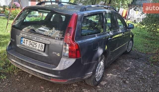 Серый Вольво В50, объемом двигателя 1.56 л и пробегом 200 тыс. км за 7200 $, фото 1 на Automoto.ua