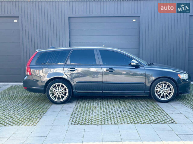 Серый Вольво В50, объемом двигателя 1.6 л и пробегом 260 тыс. км за 7500 $, фото 5 на Automoto.ua