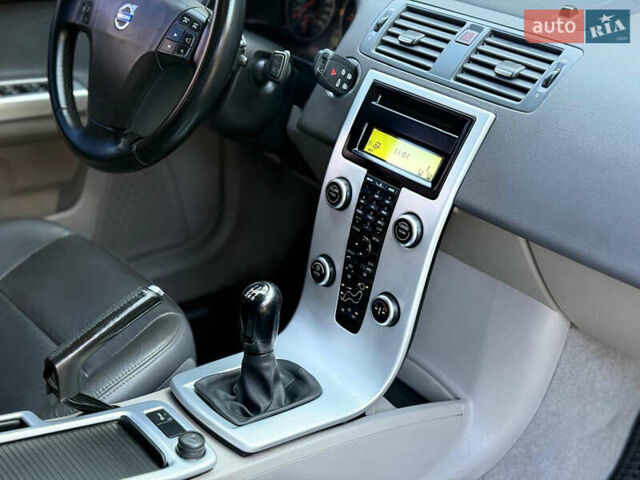 Серый Вольво В50, объемом двигателя 1.6 л и пробегом 260 тыс. км за 7500 $, фото 10 на Automoto.ua