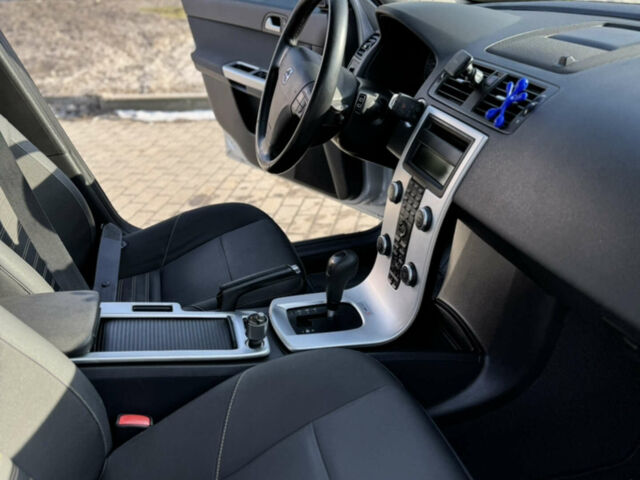 Сірий Вольво V50, об'ємом двигуна 2 л та пробігом 230 тис. км за 9500 $, фото 40 на Automoto.ua
