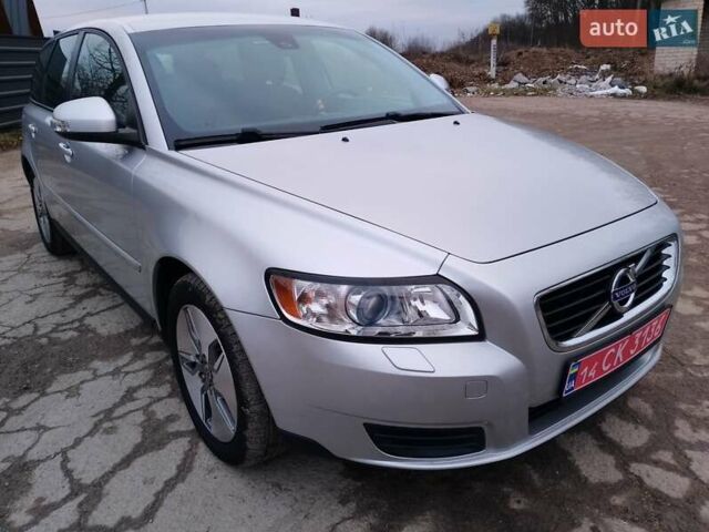 Серый Вольво В50, объемом двигателя 1.6 л и пробегом 220 тыс. км за 7500 $, фото 3 на Automoto.ua