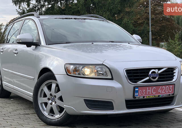 Серый Вольво В50, объемом двигателя 1.6 л и пробегом 263 тыс. км за 6900 $, фото 2 на Automoto.ua