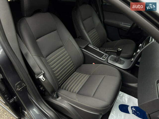 Серый Вольво В50, объемом двигателя 1.6 л и пробегом 240 тыс. км за 7999 $, фото 74 на Automoto.ua