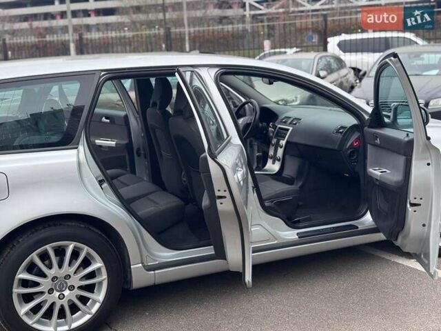 Серый Вольво В50, объемом двигателя 2 л и пробегом 258 тыс. км за 10200 $, фото 19 на Automoto.ua