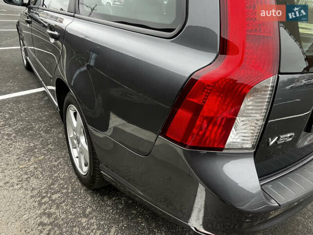 Серый Вольво В50, объемом двигателя 2 л и пробегом 205 тыс. км за 9200 $, фото 7 на Automoto.ua
