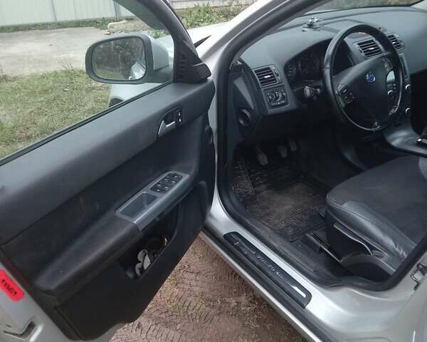 Серый Вольво В50, объемом двигателя 1.56 л и пробегом 266 тыс. км за 7000 $, фото 5 на Automoto.ua