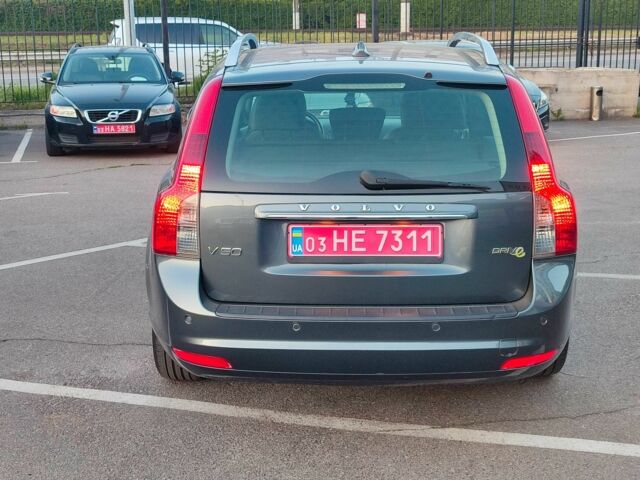 Серый Вольво В50, объемом двигателя 1.6 л и пробегом 260 тыс. км за 8700 $, фото 3 на Automoto.ua