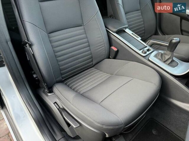 Серый Вольво В50, объемом двигателя 1.6 л и пробегом 229 тыс. км за 7950 $, фото 93 на Automoto.ua