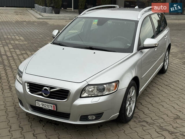 Серый Вольво В50, объемом двигателя 2 л и пробегом 225 тыс. км за 9999 $, фото 1 на Automoto.ua