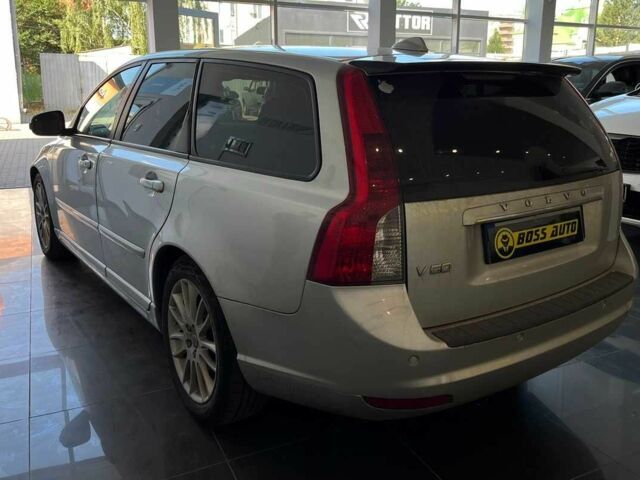 Серый Вольво В50, объемом двигателя 1.6 л и пробегом 324 тыс. км за 8000 $, фото 4 на Automoto.ua