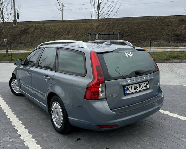 Сірий Вольво V50, об'ємом двигуна 1.56 л та пробігом 236 тис. км за 7300 $, фото 2 на Automoto.ua
