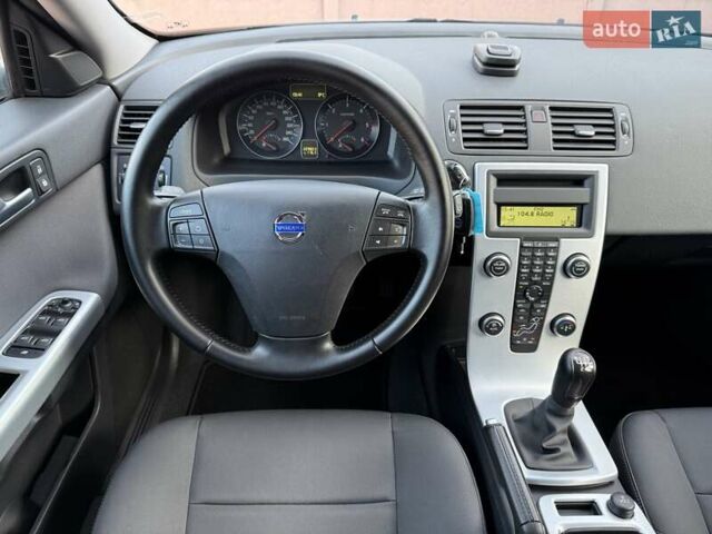 Серый Вольво В50, объемом двигателя 1.6 л и пробегом 229 тыс. км за 7950 $, фото 86 на Automoto.ua