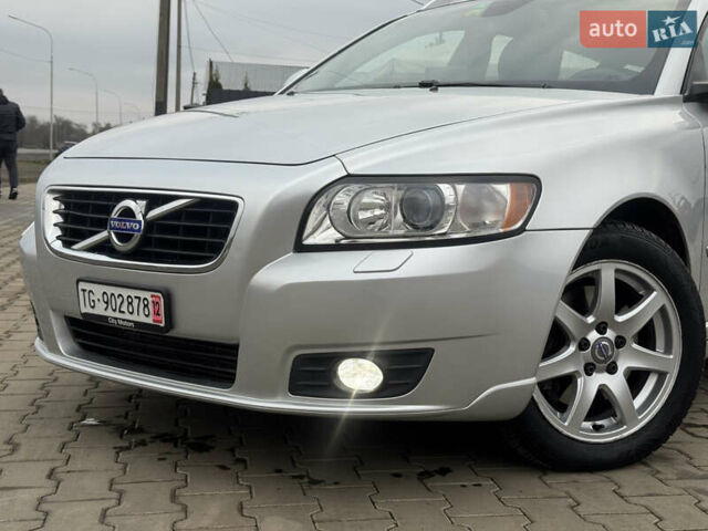 Серый Вольво В50, объемом двигателя 2 л и пробегом 225 тыс. км за 9999 $, фото 54 на Automoto.ua
