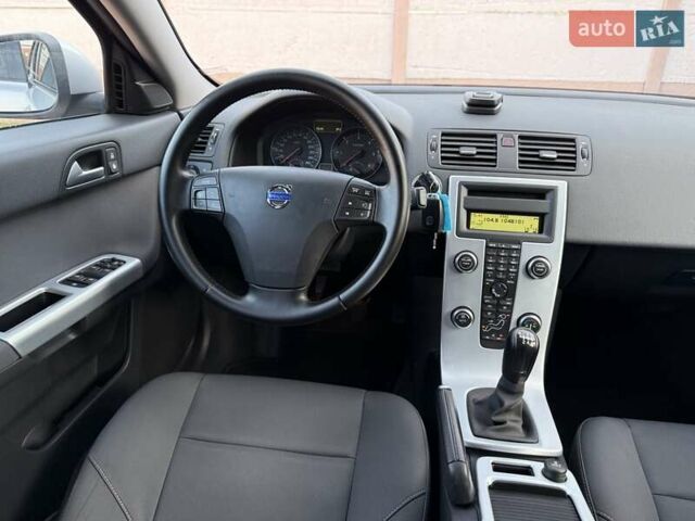 Серый Вольво В50, объемом двигателя 1.6 л и пробегом 229 тыс. км за 7950 $, фото 84 на Automoto.ua