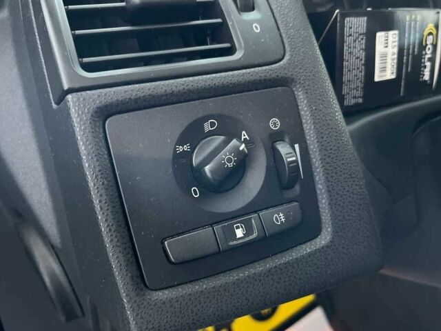 Серый Вольво В50, объемом двигателя 1.6 л и пробегом 324 тыс. км за 8000 $, фото 13 на Automoto.ua