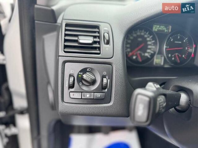 Серый Вольво В50, объемом двигателя 2 л и пробегом 258 тыс. км за 10200 $, фото 45 на Automoto.ua