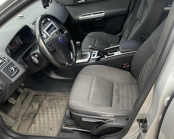 Серый Вольво В50, объемом двигателя 1.56 л и пробегом 220 тыс. км за 6800 $, фото 1 на Automoto.ua