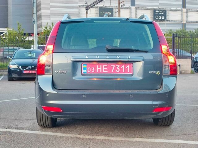 Серый Вольво В50, объемом двигателя 1.6 л и пробегом 260 тыс. км за 8700 $, фото 4 на Automoto.ua