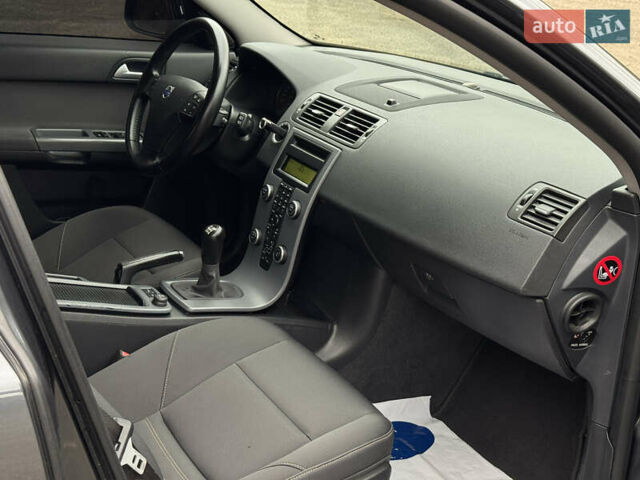 Серый Вольво В50, объемом двигателя 1.6 л и пробегом 240 тыс. км за 7999 $, фото 71 на Automoto.ua