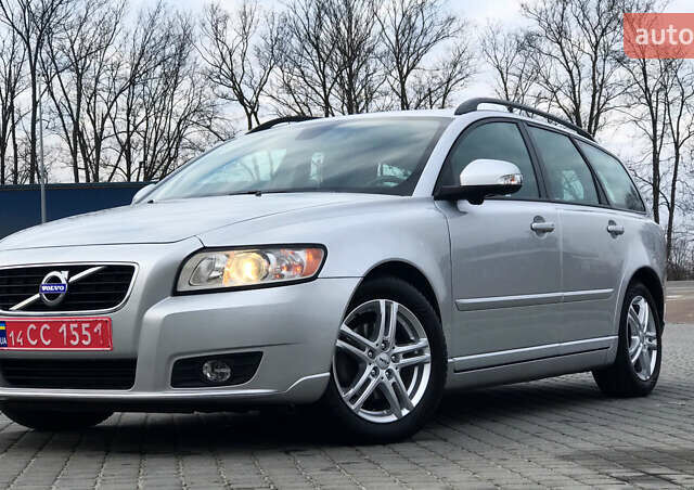 Серый Вольво В50, объемом двигателя 1.6 л и пробегом 160 тыс. км за 8799 $, фото 1 на Automoto.ua
