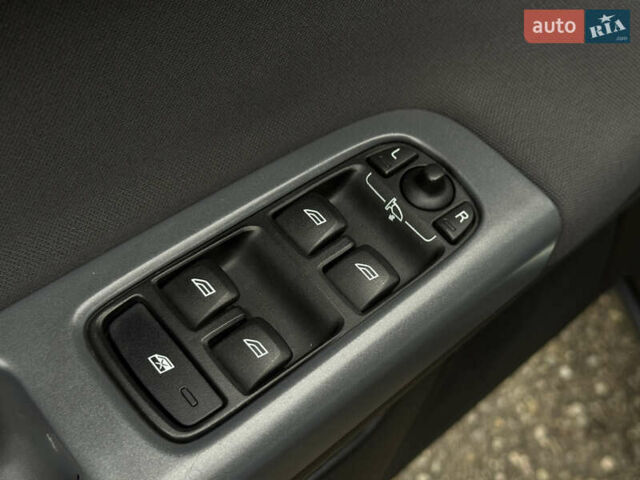 Серый Вольво В50, объемом двигателя 1.6 л и пробегом 240 тыс. км за 7999 $, фото 46 на Automoto.ua