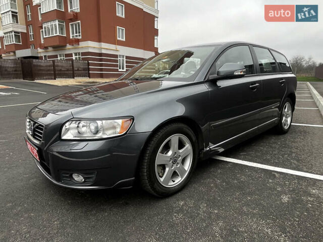Серый Вольво В50, объемом двигателя 2 л и пробегом 205 тыс. км за 9200 $, фото 1 на Automoto.ua