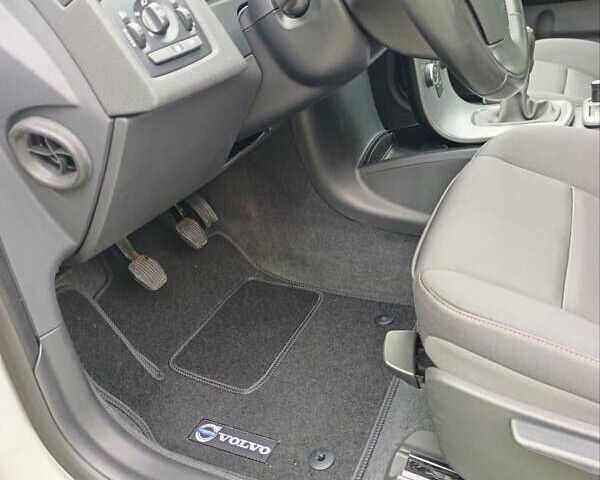 Серый Вольво В50, объемом двигателя 1.6 л и пробегом 200 тыс. км за 7800 $, фото 38 на Automoto.ua