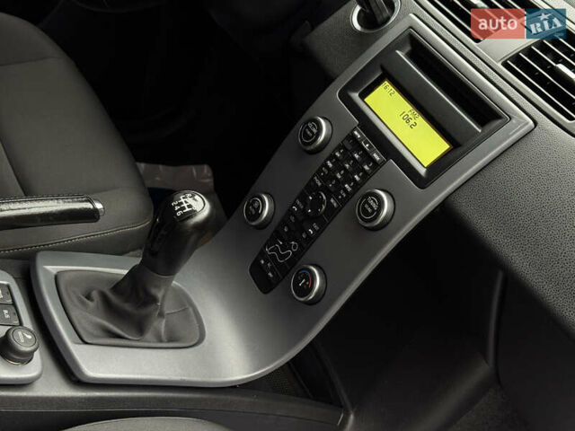 Серый Вольво В50, объемом двигателя 1.6 л и пробегом 240 тыс. км за 7999 $, фото 75 на Automoto.ua