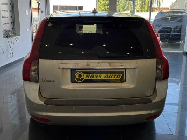 Серый Вольво В50, объемом двигателя 1.6 л и пробегом 324 тыс. км за 8000 $, фото 5 на Automoto.ua