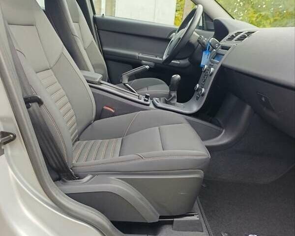 Серый Вольво В50, объемом двигателя 1.6 л и пробегом 200 тыс. км за 7800 $, фото 27 на Automoto.ua