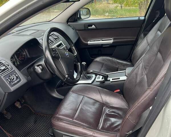 Сірий Вольво V50, об'ємом двигуна 1.6 л та пробігом 268 тис. км за 8500 $, фото 4 на Automoto.ua