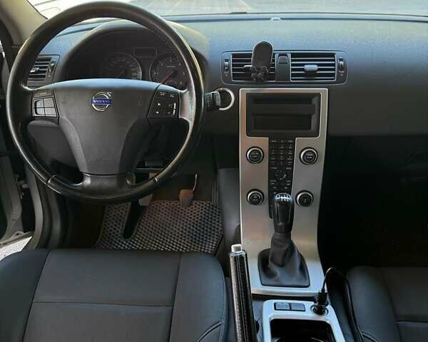 Серый Вольво В50, объемом двигателя 1.56 л и пробегом 282 тыс. км за 6500 $, фото 7 на Automoto.ua