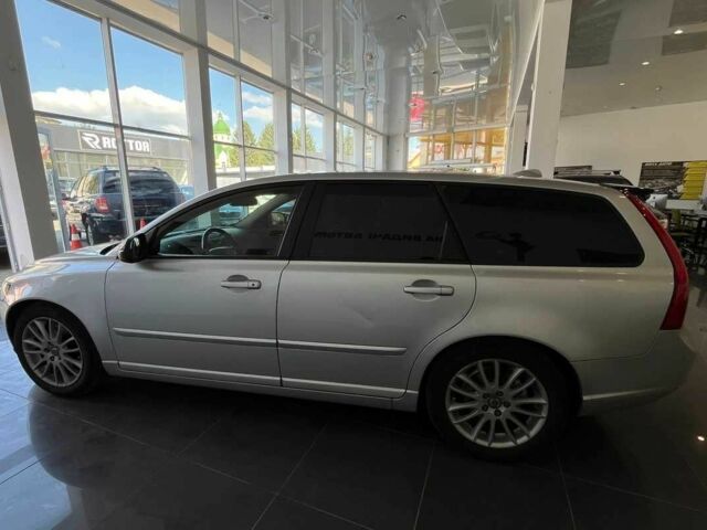 Серый Вольво В50, объемом двигателя 1.6 л и пробегом 324 тыс. км за 8000 $, фото 3 на Automoto.ua