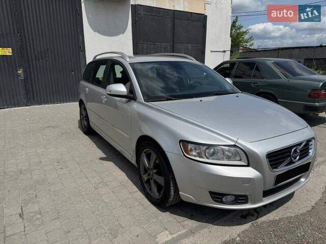 Серый Вольво В50, объемом двигателя 1.56 л и пробегом 236 тыс. км за 8000 $, фото 2 на Automoto.ua
