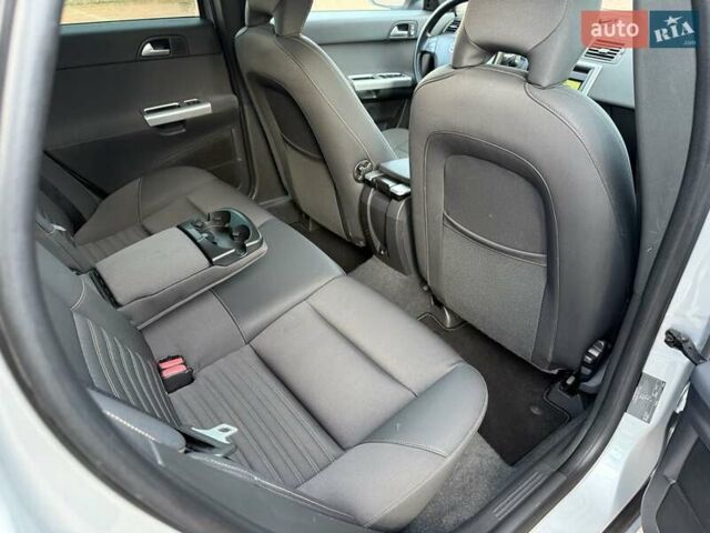 Серый Вольво В50, объемом двигателя 1.6 л и пробегом 229 тыс. км за 7950 $, фото 112 на Automoto.ua