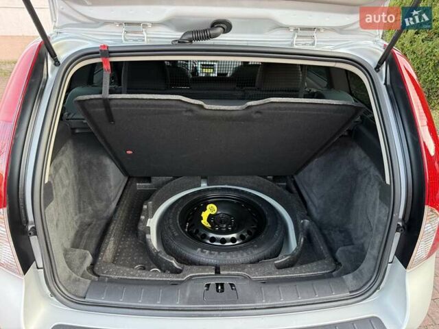 Серый Вольво В50, объемом двигателя 1.6 л и пробегом 229 тыс. км за 7950 $, фото 123 на Automoto.ua