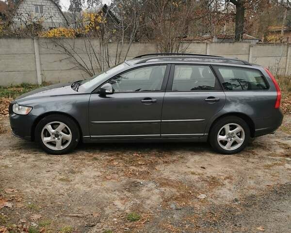 Серый Вольво В50, объемом двигателя 2 л и пробегом 240 тыс. км за 9600 $, фото 3 на Automoto.ua