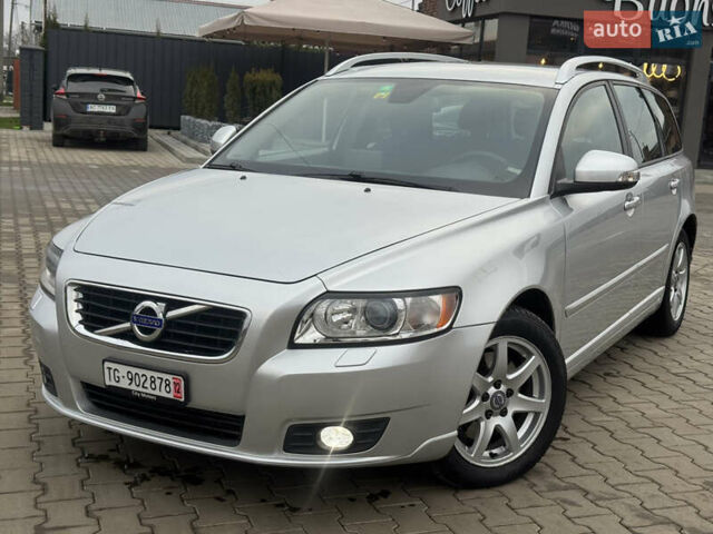 Серый Вольво В50, объемом двигателя 2 л и пробегом 225 тыс. км за 9999 $, фото 4 на Automoto.ua