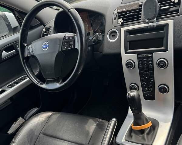 Серый Вольво В50, объемом двигателя 1.56 л и пробегом 236 тыс. км за 8000 $, фото 9 на Automoto.ua