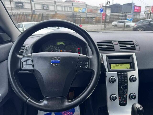 Серый Вольво В50, объемом двигателя 2 л и пробегом 258 тыс. км за 10200 $, фото 1 на Automoto.ua