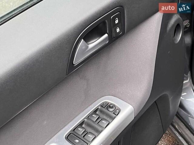 Серый Вольво В50, объемом двигателя 2 л и пробегом 240 тыс. км за 9690 $, фото 17 на Automoto.ua