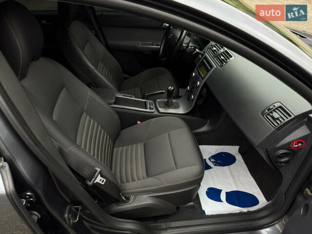 Серый Вольво В50, объемом двигателя 1.6 л и пробегом 240 тыс. км за 7999 $, фото 72 на Automoto.ua